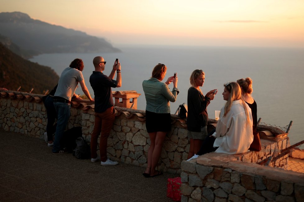 Turisté se po otevření hranic pomalu vracejí i do Španělska, omezení ale pořád platí (18. 6. 2020)