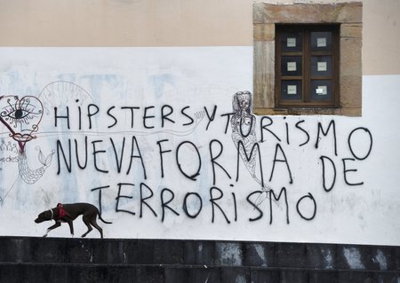 "Hipsterský turismus - nová forma terorismu," hlásá graffitti.