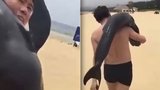 Turista na pláži ukradl delfína: Sprostého zloděje hledá policie! 
