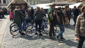 Omezení cyklistů v centru: Praha 1 hlásí stížnosti chodců. Jasněji bude o adventu