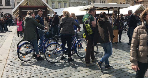 Také na kolech se turisté v Praze objevují po zákazu segwayů častěji.