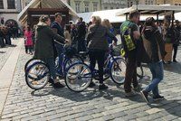 Omezení cyklistů v centru: Praha 1 hlásí stížnosti chodců. Jasněji bude o adventu