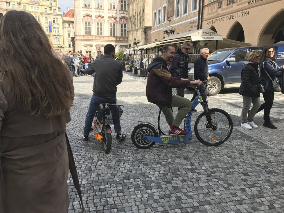 A tohle je příčinou všeho: turisté na jízdních kolech a elektrokoloběžkách v samotném srdci Prahy.