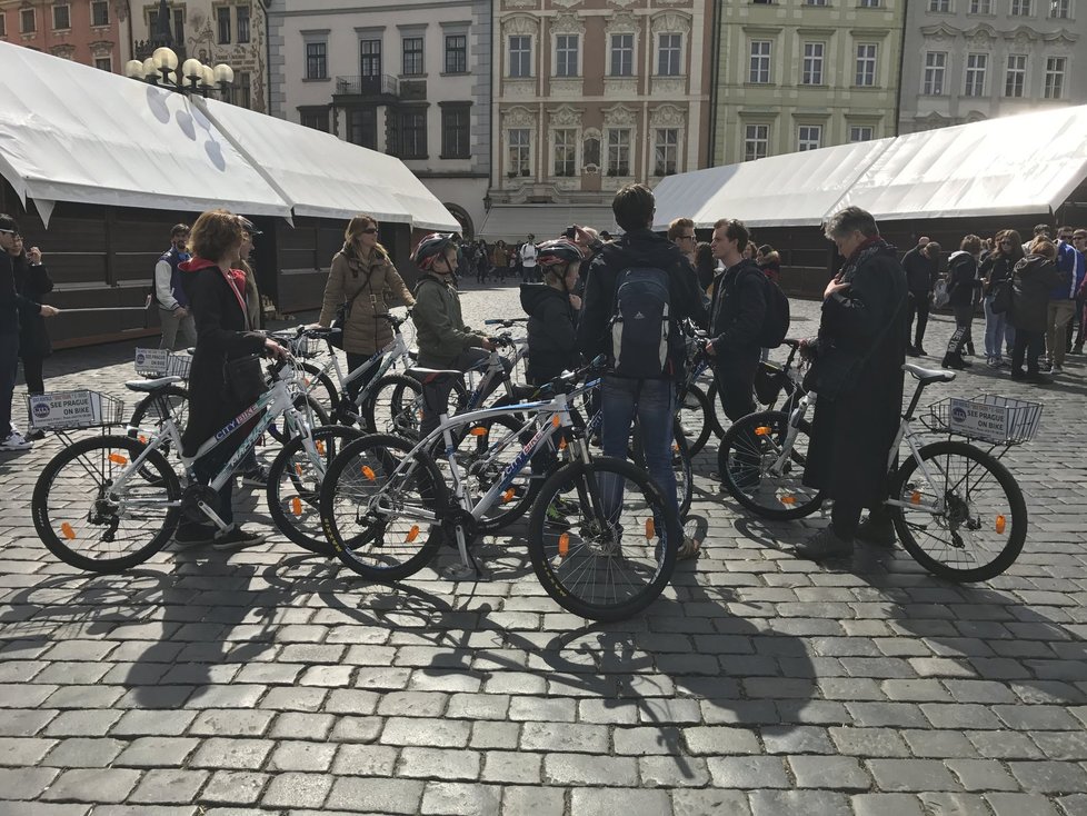 A tohle je příčinou všeho: turisté na jízdních kolech a elektrokoloběžkách v samotném srdci Prahy.
