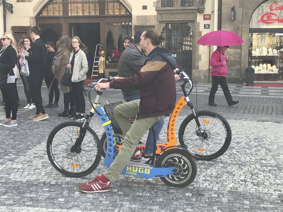 A tohle je příčinou všeho: turisté na jízdních kolech a elektrokoloběžkách v samotném srdci Prahy.