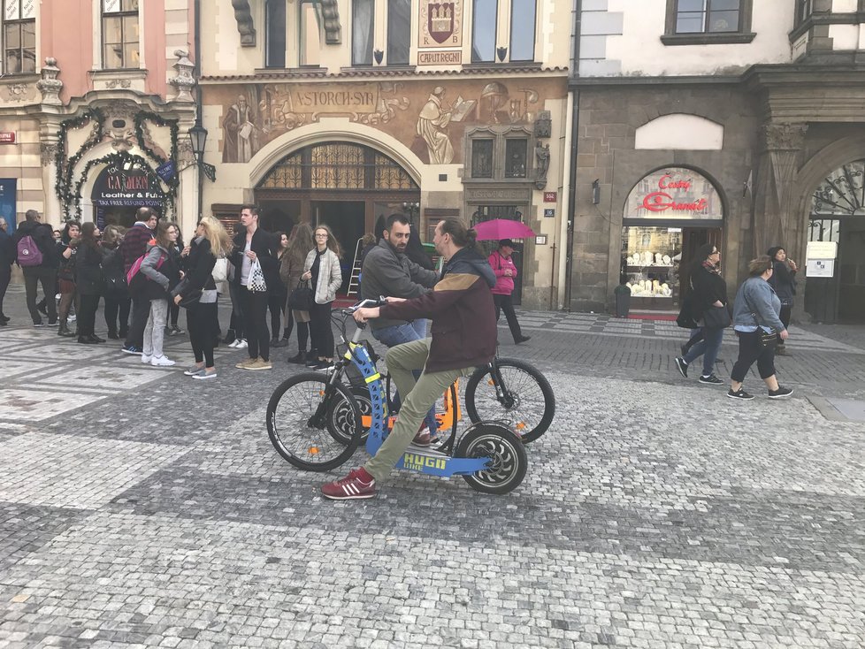 A tohle je příčinou všeho: turisté na jízdních kolech a elektrokoloběžkách v samotném srdci Prahy.