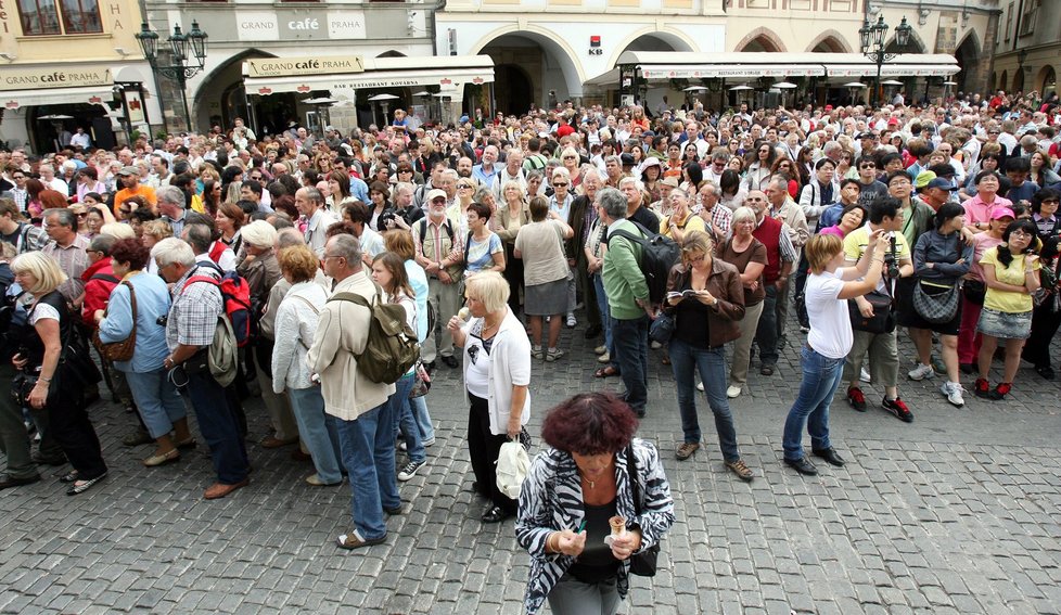 Turistů je v Praze každý rok víc a víc.