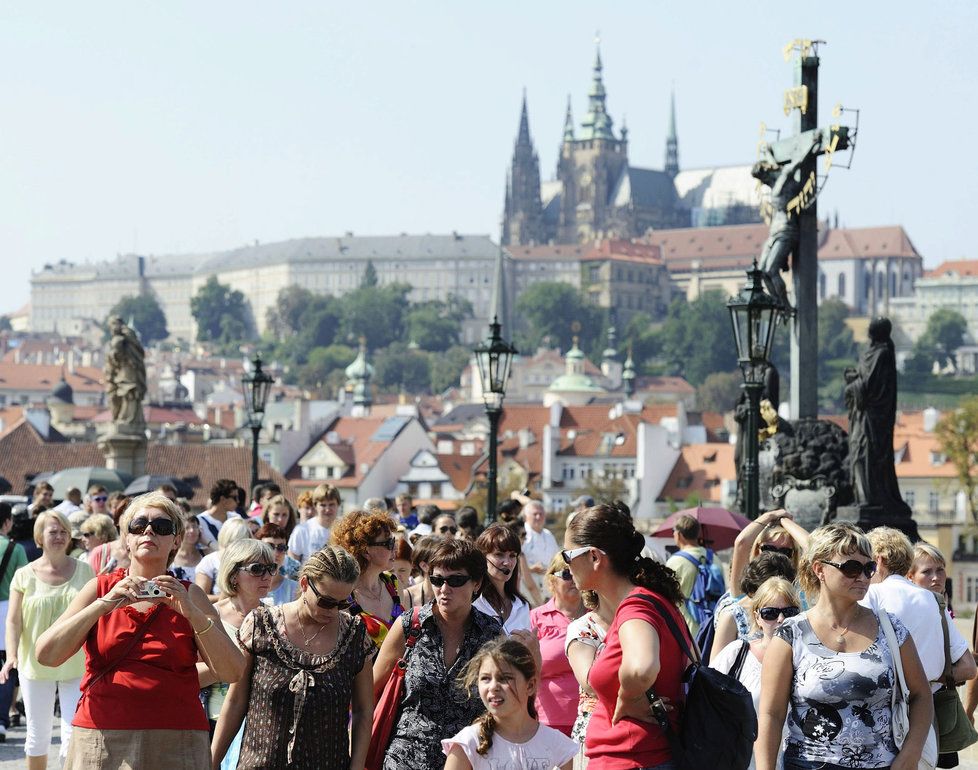 Turistů v Praze je letos v létě o 50 000 víc.