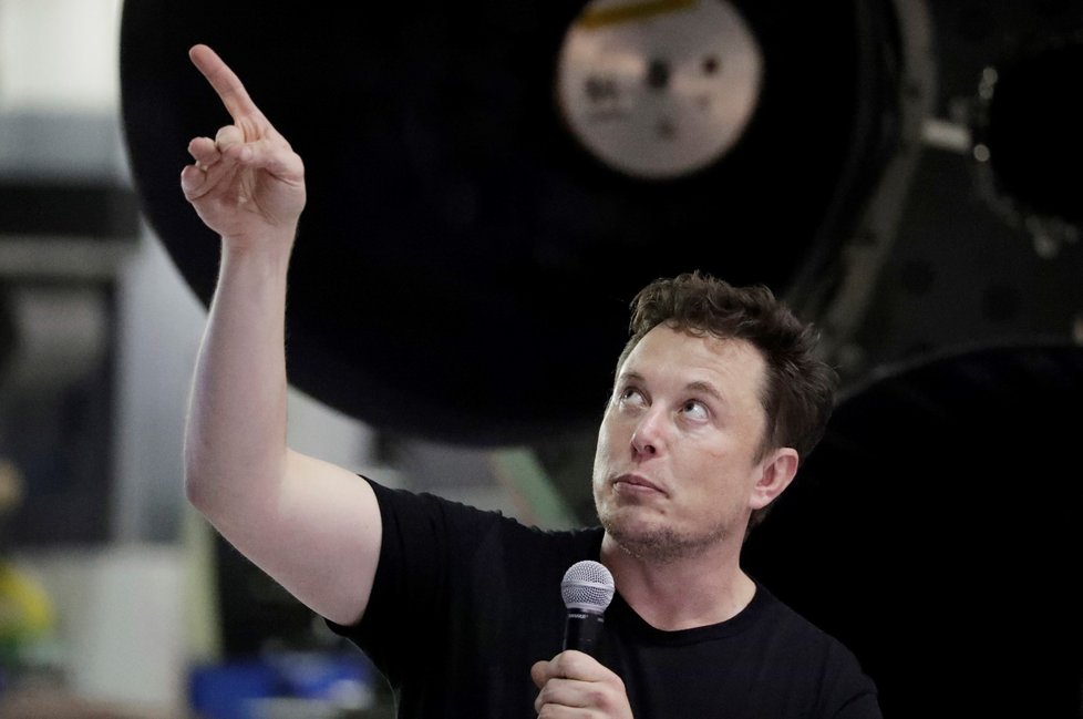 Prvním vesmírným turistou, který se vydá na oběžnou dráhu kolem Měsíce, bude japonský miliardář Jusaku Maezawa. Do vesmíru jej vynese raketa amerického miliardáře a majitele společnosti SpaceX Elona Muska (18.9.2018).