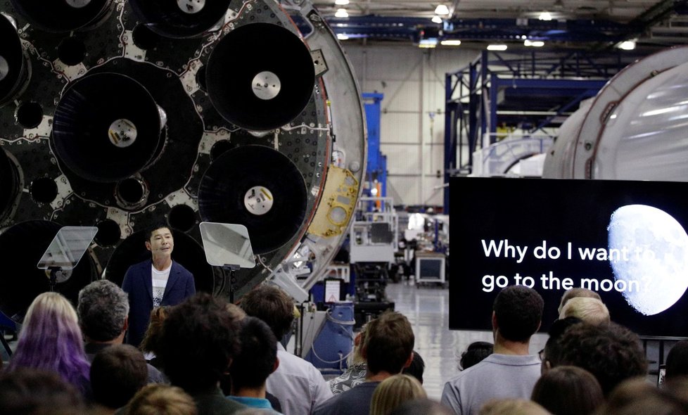 Prvním vesmírným turistou, který se vydá na oběžnou dráhu kolem Měsíce, bude japonský miliardář Jusaku Maezawa. Do vesmíru jej vynese raketa amerického miliardáře a majitele společnosti SpaceX Elona Muska (18.9.2018).