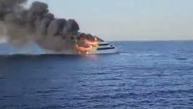 V Rudém moři vzplála loď s turisty, tři se pohřešují.