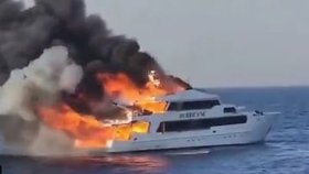 V Rudém moři vzplála loď s turisty, tři se pohřešují.