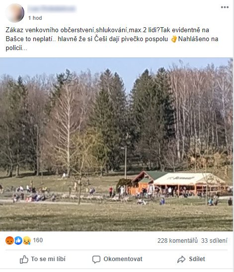 Lidé na facebooku sdílí fotografie slunících se spoluobčanů. Jiní rovnou volají policii.