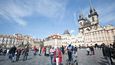 Turisté na pražském Staroměstském náměstí