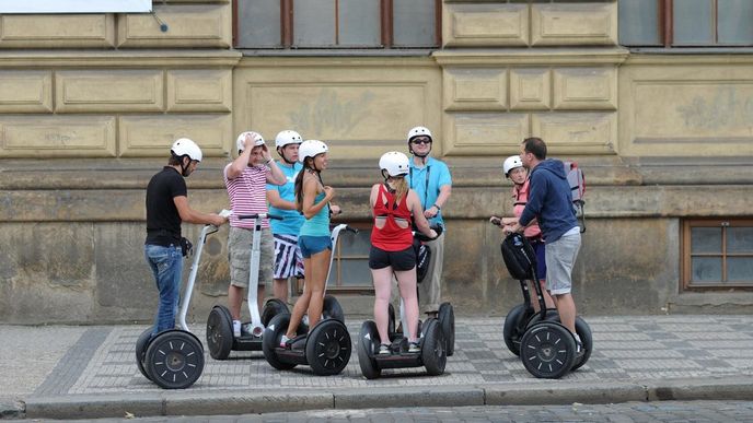 Turisté na segwayích v centru Prahy