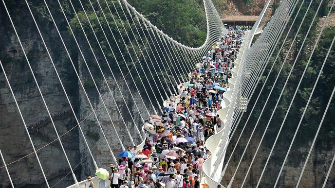 Turisté na skleněném mostě