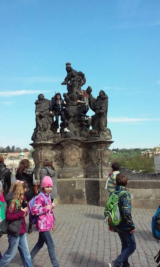 Turisté chtěli mít hezkou památku na Prahu, vylezli na sochu a nechali se vyfotit.