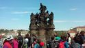 Turisté chtěli mít hezkou památku na Prahu, vylezli na sochu a nechali se vyfotit. 