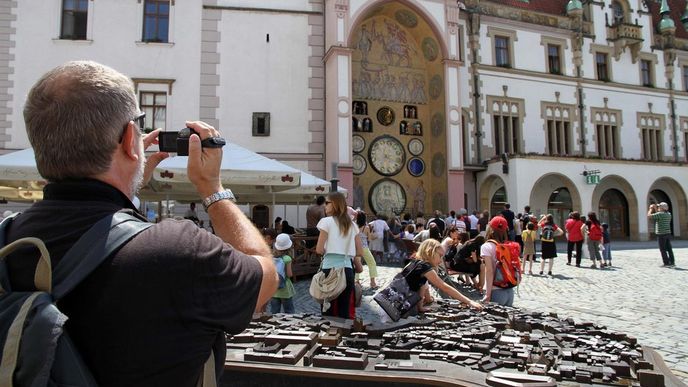 Turisté sledují olomoucký orloj.