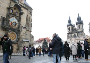 Turisté na Staroměstském náměstí. (26. listopadu 2021)