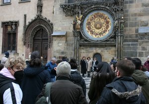 Turisté na Staroměstském náměstí. (26. listopadu 2021)