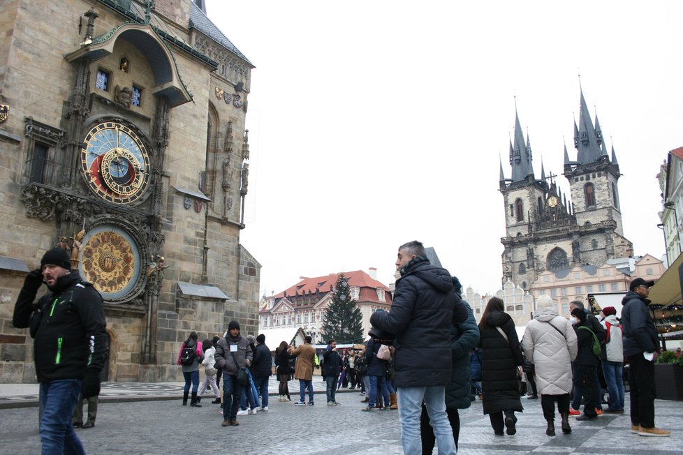 Turisté na Staroměstském náměstí. (26. listopadu 2021)