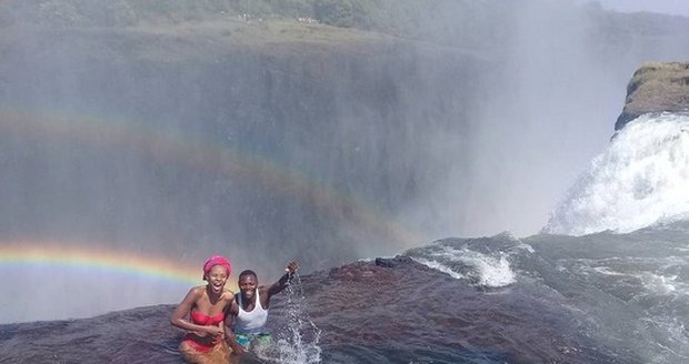 Turisté se u Viktoriiných vodopádů fotí v tzv. Ďáblově bazénku.