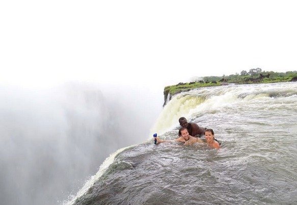 Turisté se u Viktoriiných vodopádů fotí v tzv. Ďáblově bazénku.
