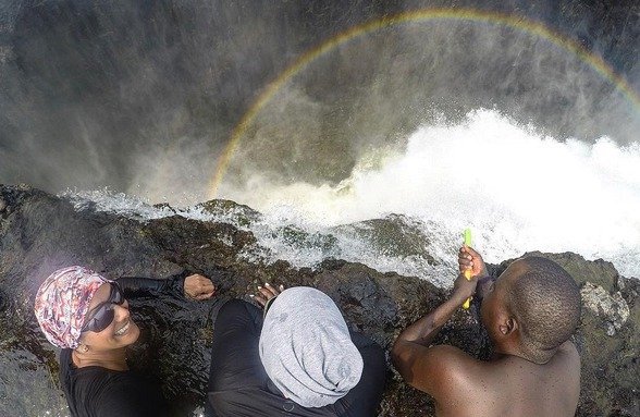 Turisté se u Viktoriiných vodopádů fotí v tzv. Ďáblově bazénku.