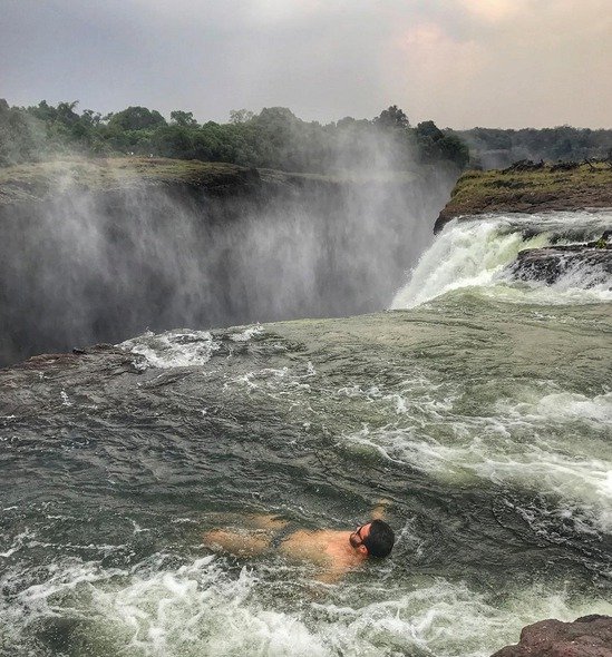 Turisté se u Viktoriiných vodopádů fotí v tzv. Ďáblově bazénku.