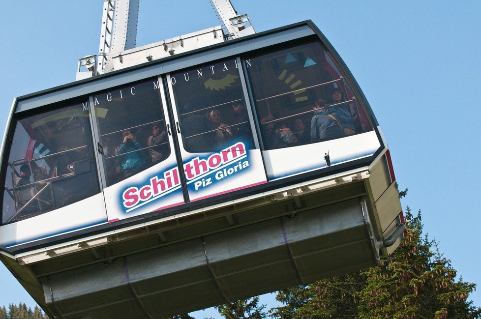 Turisty z porouchané švýcarské lanovky zachraňovaly vrtulníky.