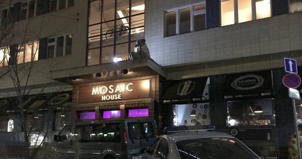 Policie zasahovala v hotelu, kde švédští studenti skrývali zbraně!