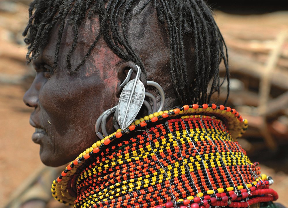 Turkanové obývají sever Keni. Na první pohled zaujmou kovovými náušnicemi a tuhými korálkovými náhrdelníky.