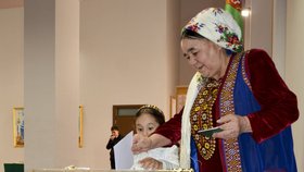 Při prezidentských volbách v Turkmenistánu potřetí zvítězil Gurbanguli Berdymuhamedov.