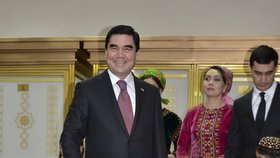 Při prezidentských volbách v Turkmenistánu potřetí zvítězil Gurbanguli Berdymuhamedov.