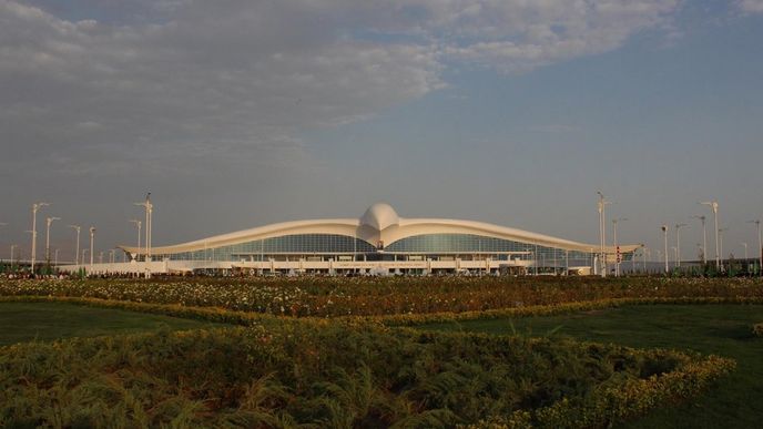 Turkmenistán otevřel nové letiště ve tvaru sokola