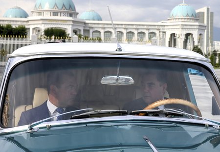 Turkmenský prezident Gurbanguli Berdymuhamedov povozil ve volze ruského premiéra Medveděva