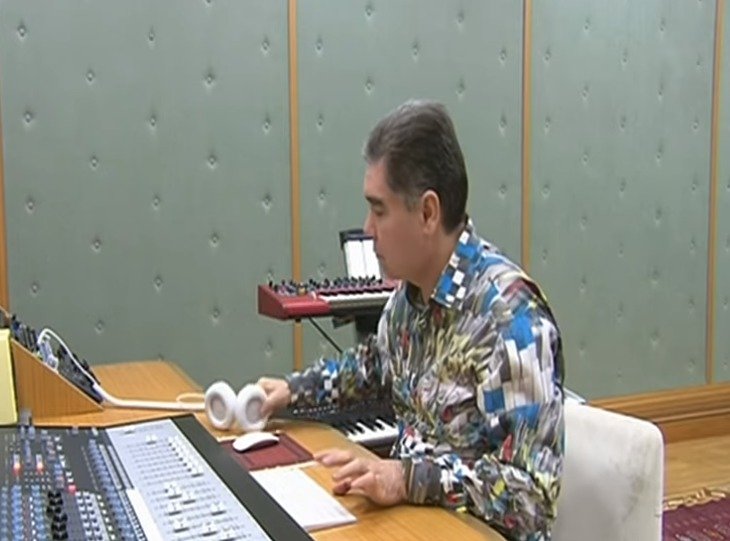 Turkmenský prezident Gurbanguli Berdymuhamedov skládá a mixuje hudbu.