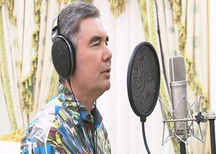 Turkmenský prezident Gurbanguli Berdymuhamedov skládá a mixuje hudbu.