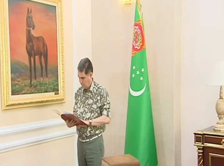 Turkmenský prezident Gurbanguli Berdymuhamedov dopsal svou knihu.