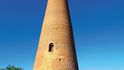 Zprohýbaný minaret Kutlug Timur měří 60 m a budí dojem, že sotva stojí. Jeho základna má šířku 12 m, vršek minaretu už jen metry dva.