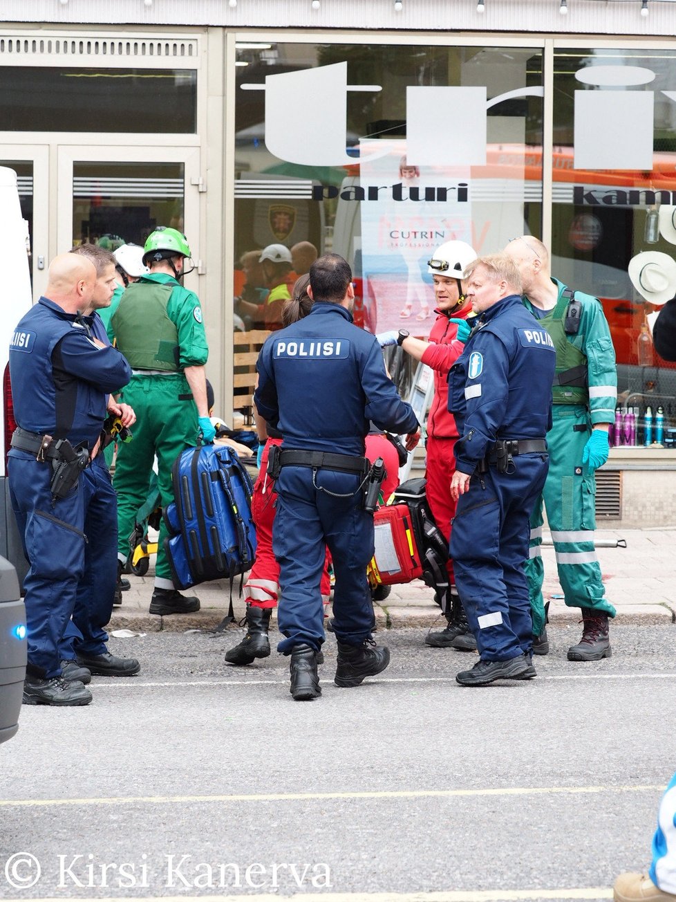 Útok ve městě Turku finská policie vyšetřuje jako trestný čin související s terorismem. Hlavním podezřelým je podle ní osmnáctiletý Maročan.