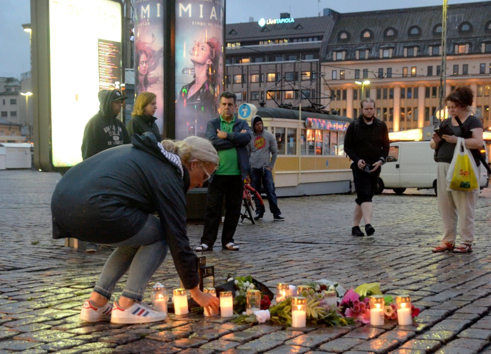 Útok ve městě Turku finská policie vyšetřuje jako trestný čin související s terorismem. Hlavním podezřelým je podle ní osmnáctiletý Maročan.