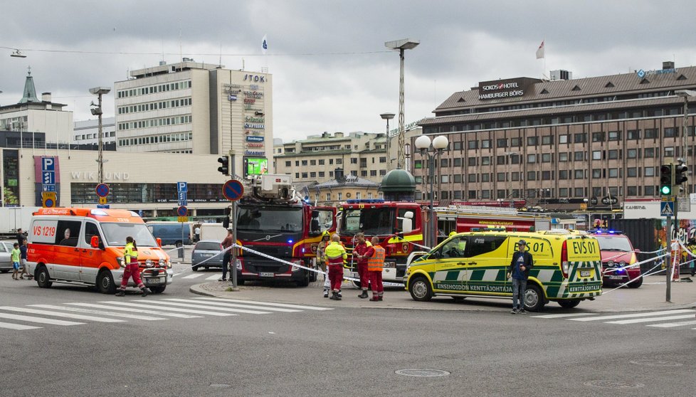 Muž, jehož totožnost policie zatím nezveřejnila, pobodal v pátek odpoledne v centru jihofinského Turku osm lidí.