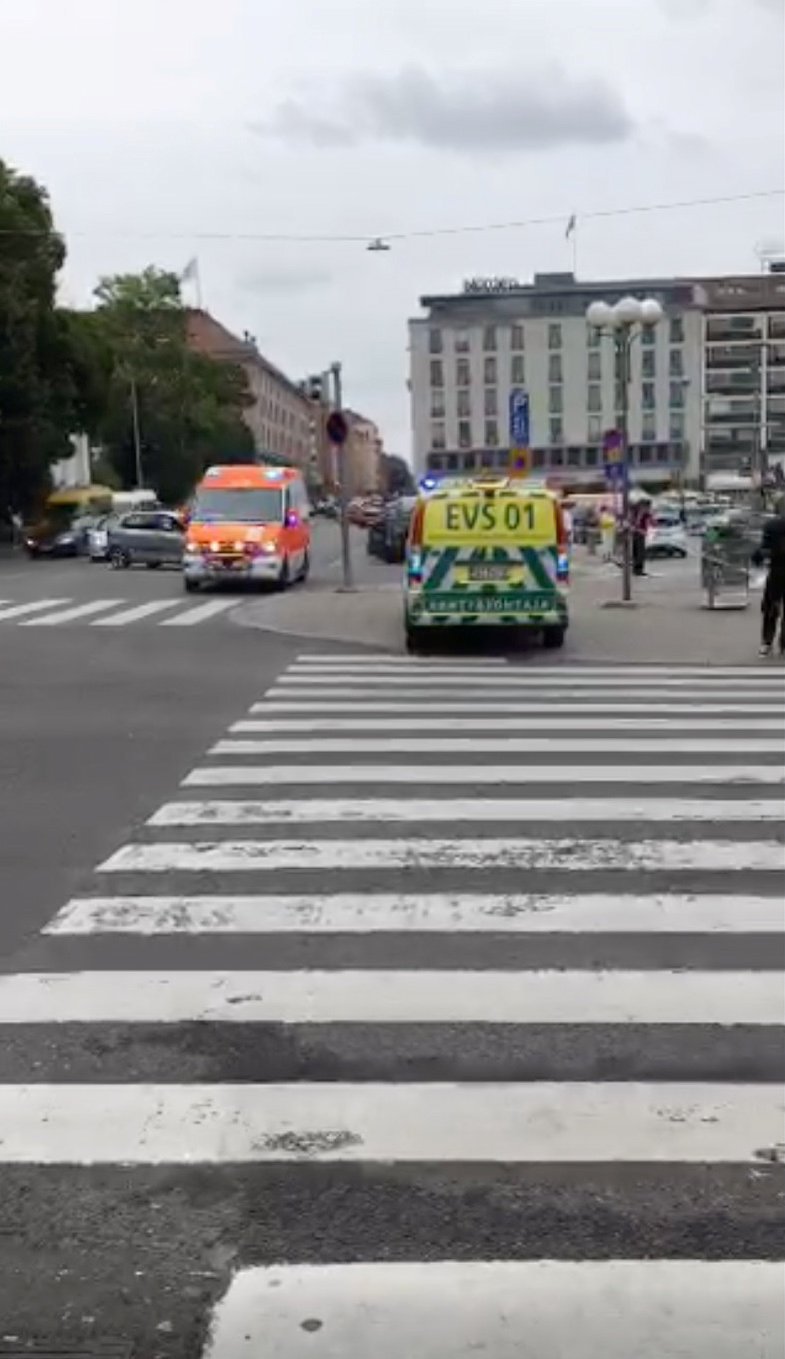 Útok ve městě Turku finská policie vyšetřuje jako trestný čin související s terorismem. Hlavním podezřelým je podle ní osmnáctiletý Maročan.