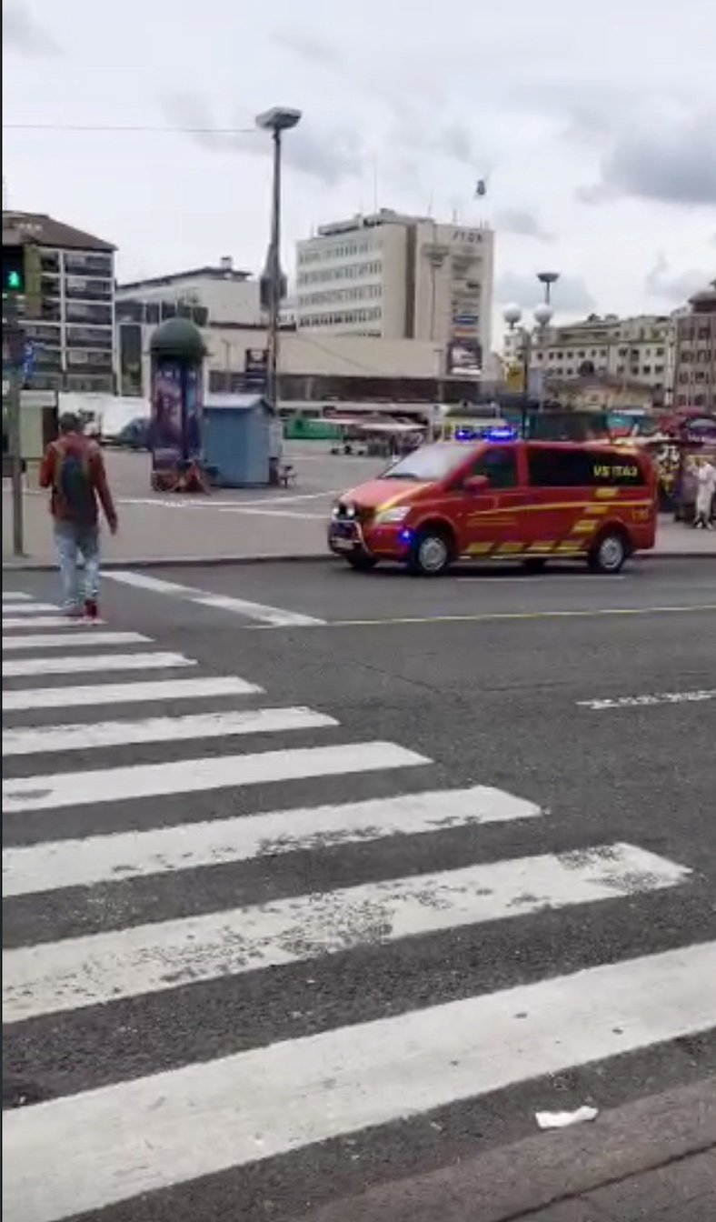 Útok ve městě Turku finská policie vyšetřuje jako trestný čin související s terorismem. Hlavním podezřelým je podle ní osmnáctiletý Maročan.