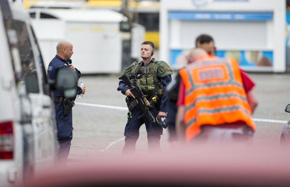 Útok ve městě Turku finská policie vyšetřuje jako trestný čin související s terorismem. Hlavním podezřelým je podle ní osmnáctiletý Maročan.