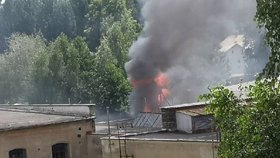 Střechu textilní továrny Juta v Turnově zachvátil požár: Hasiči povolali lezce!