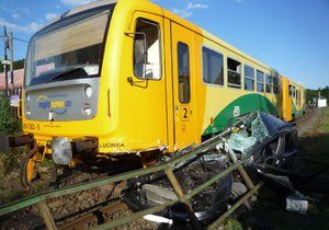 V Sedmihorkách u Turnova se srazil vlak s autem, dva zranění.