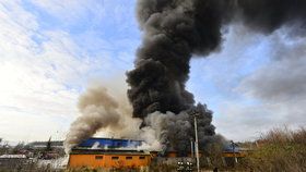 Požár v továrně u Turnova hasiči jen těžko zvládají.